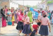  ??  ?? Students of Prerna Girls’ School and Vidyasthal­i School presenting an awareness programme in Guari area of Lucknow.