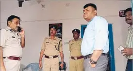  ?? BIJAY/HT ?? DIG RK Dhan and other officers at Topchanchi police station of Dhanbad on Friday to investigat­e the alleged suicide of inspector Umesh Kacchap.