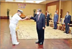  ?? SPM ?? Prime Minister Hun Sen greets the naval delegation on Tuesday.