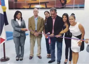  ?? FUENTE EXTERNA ?? El doctor Luis Miguel Pou Guerra (Lucho), presidente del club Naco, corta la cinta para hacer entrega de la instalació­n, acompañado de Belardy Peña, Madeline Aquino, Karolay De León y Gaorelyne Brea.