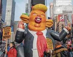  ?? Foto: dpa ?? Landesweit gab es am Wochenende in den USA Proteste gegen Präsident Trump, etwa auf dem New Yorker Times Square.