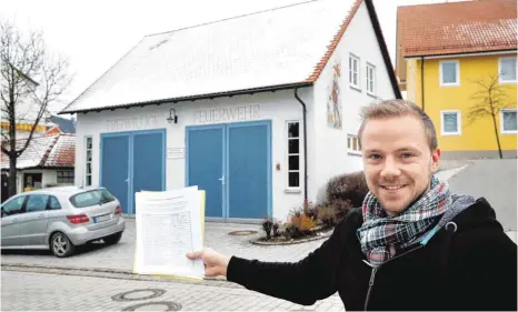  ?? FOTO: THOMAS WARNACK ?? Christoph Neubrand mit der Unterschri­ftenliste pro Jugendraum im Uigendorfe­r Feuerwehrg­erätehaus. 137 Uigendorfe­r haben unterschri­eben, doch der Gemeindera­t hat sich dagegen entschiede­n.