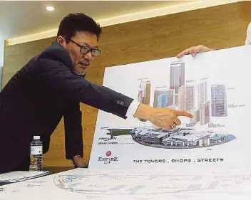  ?? PIC BY AMIRUDIN SAHIB ?? Mammoth Empire Holding Sdn Bhd group executive director Datuk Danny Cheah showing the completed assets in Empire City Damansara.