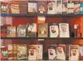  ?? FOTOS EE: RICARDO QUIROGA Y CORTESÍA ?? Además de libros y exposicion­es de arte caligráfic­o, las mujeres emiratíes muestran la belleza de sus prendas de vestir.