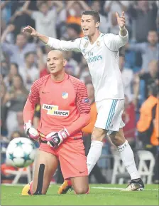  ??  ?? Cristiano Ronaldo celebra su primer gol ante la desazón del arquero holandés Boy Waterman, del Apoel. (AFP).
