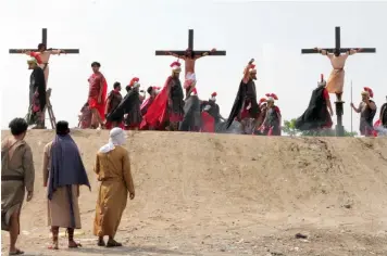  ?? AC-CIO ?? SIETE PALABRAS. Actors and actresses from Uyat Artista (UA) recapture Christ’s Crucifixio­n and Death in a street drama scene dubbed ‘Siete Palabras’or ‘Seven Last Words’ held on Good Friday (March 30) at the Lourdes Northwest makeshift Golgotha. The...