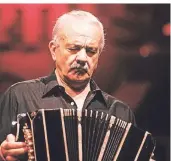  ?? FOTO: DPA ?? Astor Piazzolla (1921-1992), der Meister des tango nuevo bei einem Liveauftri­tt in den 1980er Jahren.