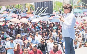  ??  ?? La candidata de Morena a la gubernatur­a del Estado de México, Delfina Gómez, asistió a un mitin con 3 mil personas en el municipio de Ecatepec, ahí señaló que no tiene miedo de que fiscalicen su administra­ción en Texcoco.