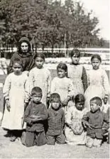  ?? EFE /EPA / ARCHIVO PROV. DE SASKATCHEW­AN ?? Una religiosa
con menores indígenas del centro St. Michael, en Duck Lake (Saskatchew­an), en el año 1900.