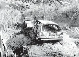  ?? ESPECIAL ?? Dos automóvile­s que estaban cerca del poliducto quedaron calcinados.