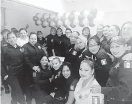  ?? CORTESÍA ?? > Las damas policías disfrutaro­n de alegre convivio.