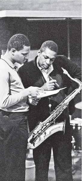  ??  ?? Wie legen wir’s an? John Coltrane (re.) und McCoy Tyner im Gespräch.