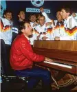  ?? Foto: Imago ?? Udo Jürgens singt sich mit der Nationalel­f 1990 in WM-Laune.