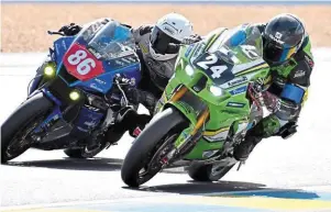  ?? | PHOTO : JEROME FOUQUET/OUEST-FRANCE ?? Au premier plan, devant la moto n°86, engagée en catégorie superstock, la n°24 du Team BMRT 3D Maxxess Nevers parcourt ses premiers tours de piste dans sa nouvelle catégorie, l’EWC.