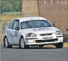  ??  ?? Lochgilphe­ad’s Ian Parker and Fraser Smith in their Honda Civic.