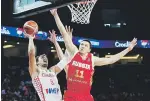  ??  ?? FORZADO. El croata Dario Saric realiza un intento al canasto ante lel ruso Semen Antonov. Croacia perdió ayer en los octavos de final.