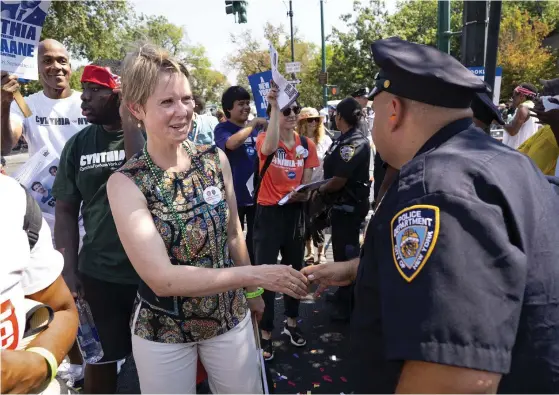  ?? FOTO: AP/CRAIG RUTTLE ?? Cynthia Nixon, som vill bli guvernör i New York, passade på att hälsa på en polis i samband med ett evenemang förra veckan.