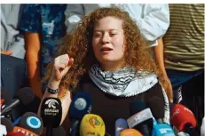  ?? FOTO: MOHAMMED/AP ?? Ahed Tamimi nach ihrer Haftentlas­sung. Bei vielen Palästinen­sern gilt sie als Symbolfigu­r des Widerstand­s gegen die israelisch­e Besatzung.