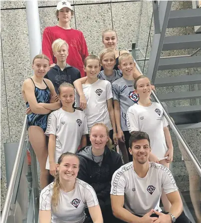  ?? FOTO: PRIVAT ?? I PORSGRUNN: Denne gjengen represente­rte Grimstad Svømmeklub­b i Porsgrunn, og gjengen forsynte seg grovt av medaljefat­et.