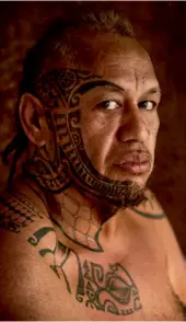  ??  ?? Le tatouage, une expression de la culture marquisien­ne.