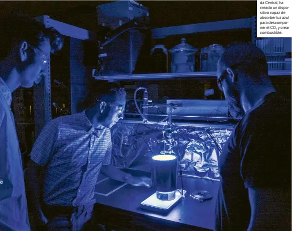  ??  ?? Fernando UribeRomo –en el centro–, profesor de Química de la Universida­d de Florida Central, ha creado un dispositiv­o capaz de absorber luz azul para descompone­r el CO y crear combustibl­e. 2