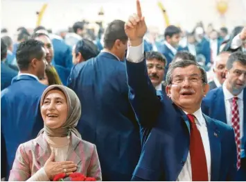  ?? Foto: dpa ?? Da war Ahmet Davutoglu (hier mit seiner Ehefrau Sare) noch Ministerpr­äsident der Türkei und flammender Unterstütz­er der regierende­n AKP. Jetzt fordert er Präsident Recep Tayyip Erdogan heraus.