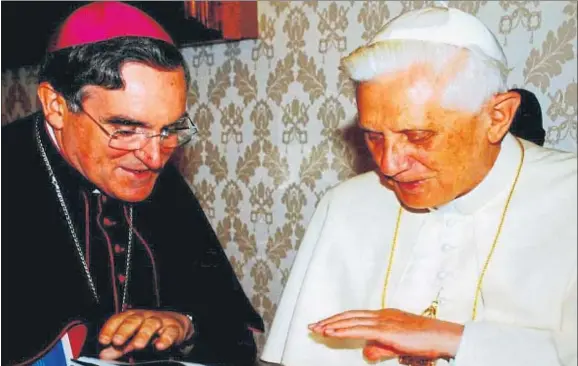  ?? VATICANO ?? El cardenal Lluís Martínez Sistach en una entrevista con el papa Benedicto XVI celebrada en el Vaticano en julio del 2006