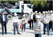 ??  ?? El ministro de Medio Ambiente de Japón, Shinjiro Koizumi, visita la planta de energía nuclear.
