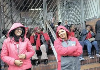  ?? | DOCTOR NGCOBO African News Agency (ANA) ?? MEMBERS of the SA Democratic Teachers’ Union locked the gates to Truro House in the Durban city centre in protest over an allegedly corrupt district director.