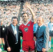  ??  ?? Bei Bayern München wurde er groß, beim HSV feierte er den Abschied: Beckenbaue­r 1982 mit Fritz Walter ( l.) und „Uns Uwe“.