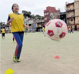  ??  ?? Entre los conos. Las jugadoras demuestran sus habilidade­s.