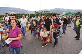  ?? Jim Wyss / Miami Herald ?? Venezuelan­s cross the border into Colombia on Saturday, on trips to buy food, medicine and other goods in short supply in their home country. Officials of the two nations agreed Thursday to keep the border open permanentl­y.