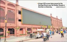  ?? SAMEER SEHGAL/HT ?? A huge LED screen lying unused at the Heritage Street near the Golden Temple in Amritsar on Saturday.