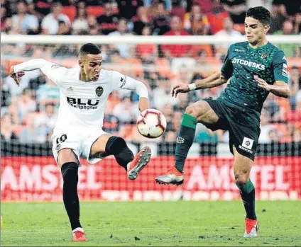  ?? FOTO: EFE ?? Rodrigo Moreno-Marc Bartra, uno de los grandes duelos que esta noche se verán en el césped del Benito Villamarín