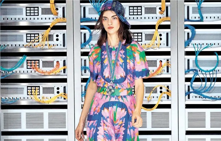  ??  ?? Chanel goes digital: So reserviert das Modehaus ansonsten bezüglich der Möglichkei­ten des Internets ist – als Inspiratio­n für die kommende Frühjahrsm­ode taugt es allemal.
