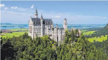  ?? FOTOS: DPA ?? Schloss Neuschwans­tein bei Füssen ist nicht nur Bayerns berühmtest­es Bauwerk, sondern zählt auch zu den bekanntest­en Sehenswürd­igkeiten Deutschlan­ds.