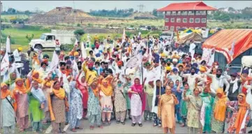  ?? HT PHOTO ?? Farmers raising slogans against the Centre’s three agricultur­e laws, before embarking on their journey to Singhu border, in Amritsar on Wednesday.