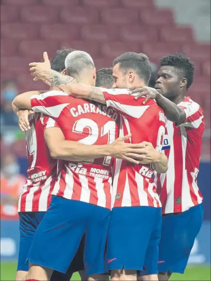  ?? FOTO: J.A:SIRVENT. ?? El Atlético de Madrid, celebrando un nuevo triunfo, en este caso ante el Deportivo Alavés, muy trabajado