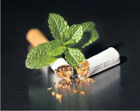  ??  ?? Nie wieder Tabak zu inhalieren macht vielen Rauchern Angst. Kräuterzig­aretten können den Trennungss­chmerz lindern.