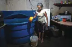  ?? | AP ?? Los venezolano­s han decidido perforar pozos al lado de sus edificios para obtener agua.