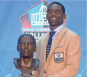  ?? KIRBY LEE/USA TODAY ?? The tie Randy Moss wore at his Hall of Fame enshrineme­nt ceremony drew praise and criticism.