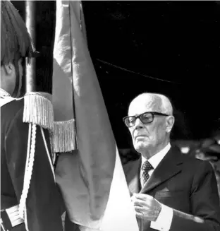  ??  ?? Il presidente Sandro Pertini conferisce un’onorificen­za alla bandiera dell’arma dei carabinier­i nel 1981 (Ansa)