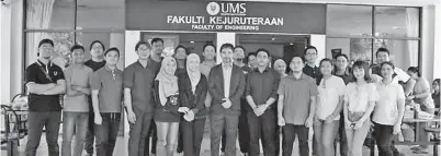  ??  ?? RAZAK (tengah) merakamkan gambar kenangan bersama peserta Tamu FKJ.