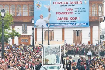  ?? FOTO AFP ?? MULTITUD. Momento cuando el papa Francisco circulaba por una calle de Trujillo.