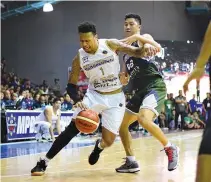  ??  ?? RAY PARKS dishes out a league-record 15 assists while powering Mandaluyon­g to victory.