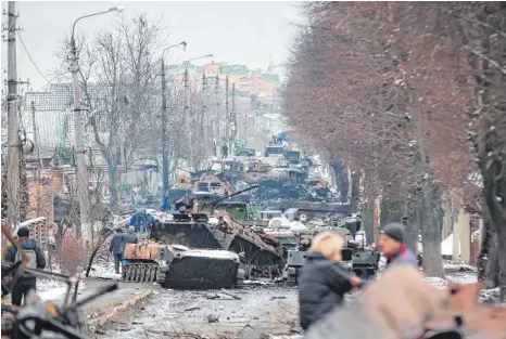  ?? FOTO: SERHII NUZHNENKO/DPA ?? Ausgebrann­te Überreste russischer Militärfah­rzeuge in der Stadt Bucha, nahe der ukrainisch­en Hauptstadt Kiew: Die Offensive der russischen Armee verläuft zäh, weswegen nun massive Artillerie- und Bombenangr­iffe befürchtet werden.