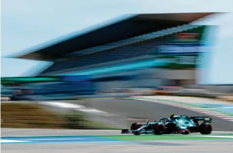  ?? Foto: Manu Fernandez, dpa ?? Nicht schnell genug für die Punkteräng­e in der Weltmeiste­rschaft: Sebastian Vettel (im Bild) fuhr im Rennen von Portimão auf den 13. Platz. Den Sieg sicherte sich der Brite Lewis Hamilton im Mercedes.