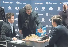 ?? FOTO: EFE ?? El astrofísic­o Neil deGrasse Tyson realiza el primer movimiento para Magnus Carlsen