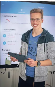  ?? RP-FOTO: HANS-JÜRGEN BAUER ?? Nils Reichardt hat eine App entwickelt, mit der Hausaufgab­en, Termine und Dateien direkt mit einer ganzen Schulklass­e geteilt werden.