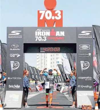  ??  ?? ► Santiago Ascenco cruza la meta del Ironman 70.3 de Coquimbo.